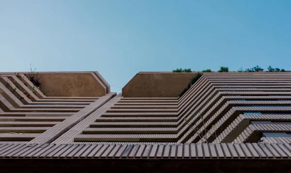 Nízký Úhel Pohledu Moderní Kamennou Budovu Proti Modré Obloze — Stock fotografie