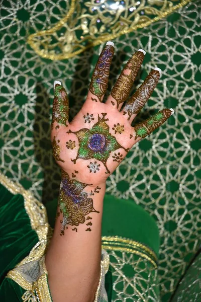 Uma Mão Uma Mulher Com Belas Mandalas Feitas Com Henna — Fotografia de Stock