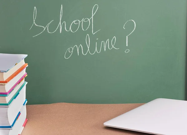 Uitdrukking School Online Geschreven Een Groen Schoolbord Achter Het Bureau — Stockfoto