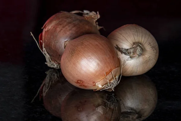 Una Toma Selectiva Cebolla Roja Una Mesa Vidrio — Foto de Stock