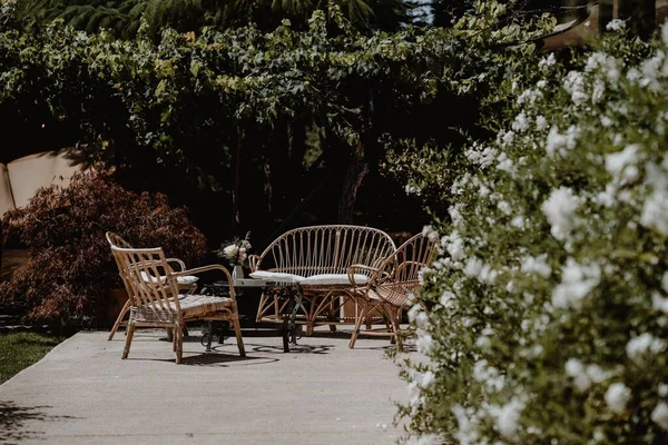 园子里有一张漂亮的桌景 有椅子 绿意盎然 — 图库照片