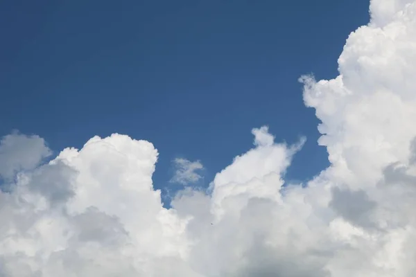 Belo Ângulo Baixo Tiro Grandes Nuvens Cumulativas Céu Durante Dia — Fotografia de Stock