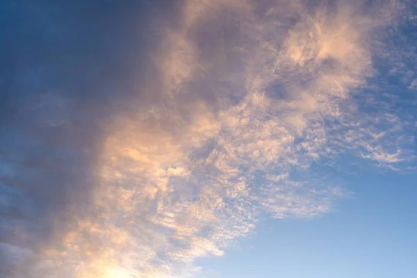 青い空と穏やかな白い雲の魅惑的なショット — ストック写真