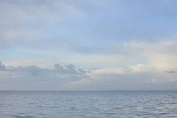 Close Oceano Calmo Céu Azul Perfeito Para Fundo — Fotografia de Stock