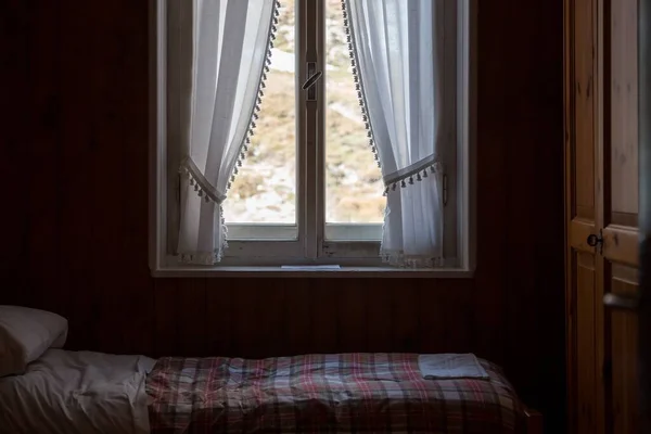 Pokój Łóżkiem Oknem Domu Górze Włoskich Dolomitach — Zdjęcie stockowe