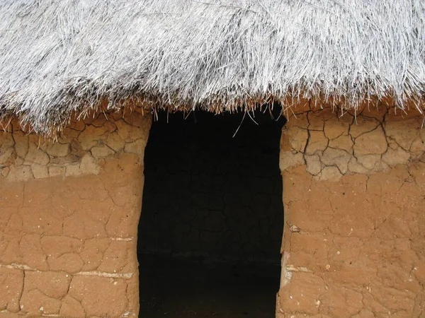 Een Oud Huisje Met Een Schuifdak Onder Het Zonlicht — Stockfoto