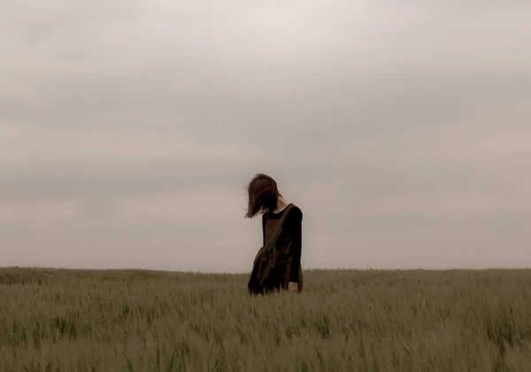 Uma Mulher Com Vestido Preto Andando Campo Com Seu Cabelo — Fotografia de Stock