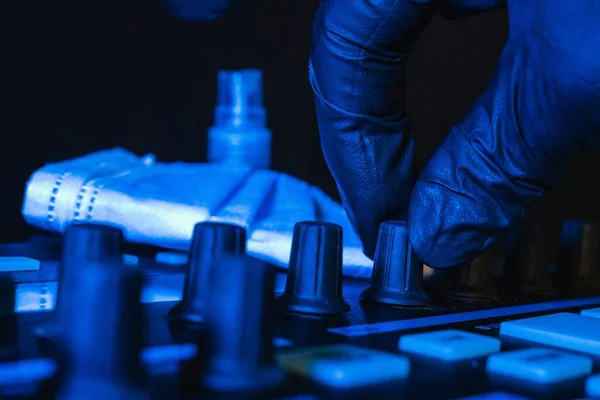 Een Verandert Toon Zijn Soundboard Met Zwarte Handschoenen Medisch Masker — Stockfoto