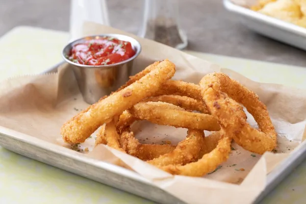 Finom Ropogós Sült Hagymakarikák Ketchuppal Egy Tartályban — Stock Fotó