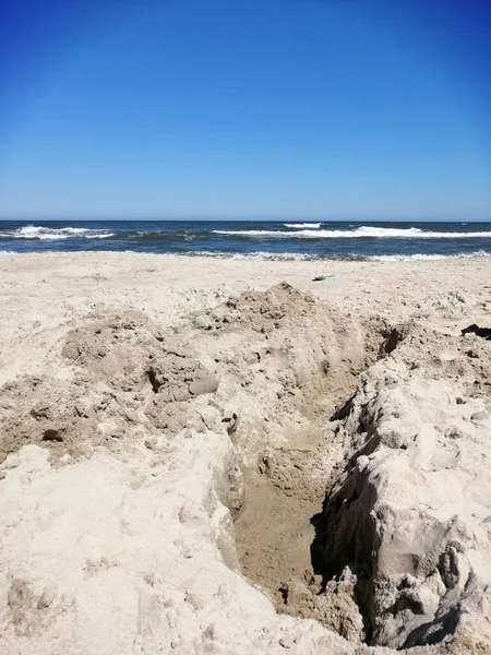 Vertical Shot Beach Sand Dug Shovel Sunny Day — Stock Photo, Image