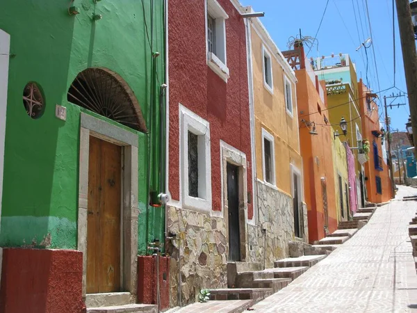 Солнечный Пейзаж Городской Улицы Возле Красочных Домов Гуанахуато Мексика — стоковое фото