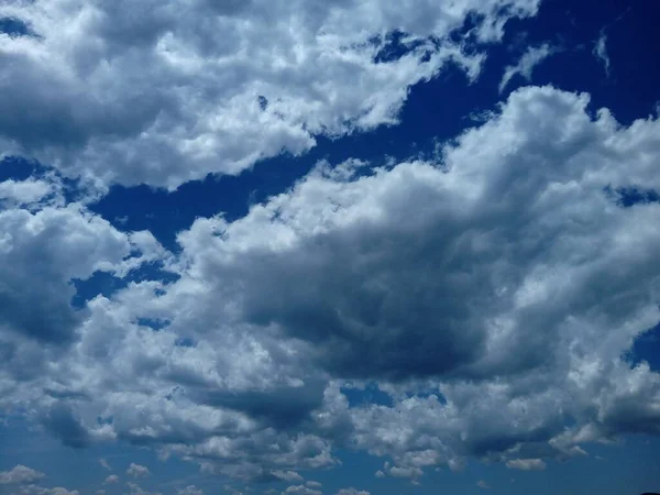 Les Nuages Dans Ciel Bleu Pendant Journée — Photo