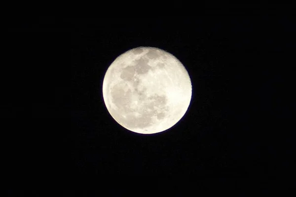 어두운 밤하늘에 보름달의 아름다운 — 스톡 사진