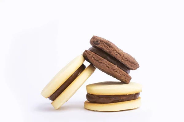 白い背景を背景においしいチョコレートクッキーのクローズアップ — ストック写真