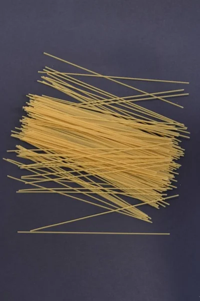 Une Vue Verticale Dessus Des Nouilles Spaghetti Crues Isolées Sur — Photo