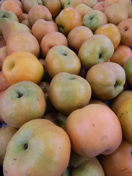 Group Orange Green Multicolored Apples Organized Rows Market — Stock Photo, Image