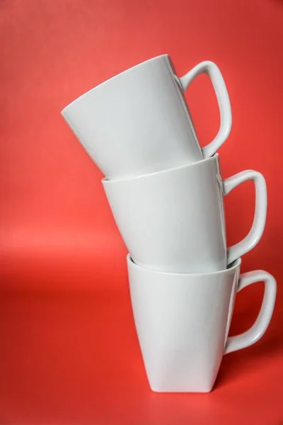 Gros Plan Tasses Céramique Blanche Sur Une Surface Rouge — Photo