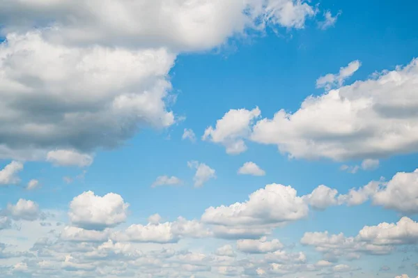 Όμορφο Φόντο Του Μπλε Ουρανού Χνουδωτά Σύννεφα — Φωτογραφία Αρχείου
