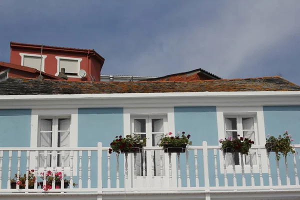 Uma Vista Exterior Uma Casa Com Muitas Flores Vasos Uma — Fotografia de Stock