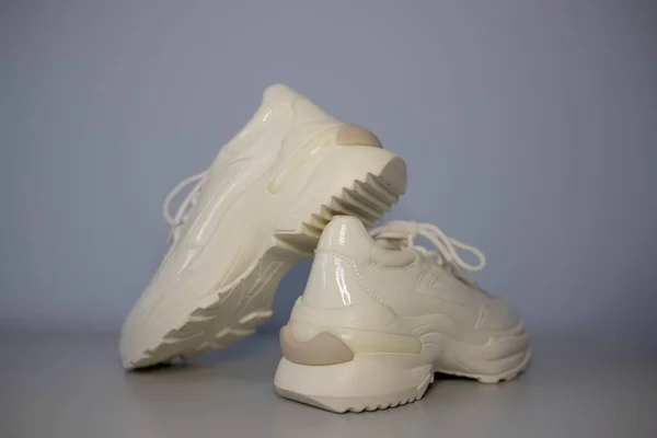Een Close Shot Van Modieuze Witte Sneakers Een Grijze Achtergrond — Stockfoto