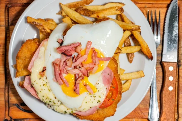 Eine Nahaufnahme Von Pommes Frites Und Spiegeleiern Und Speck Auf — Stockfoto