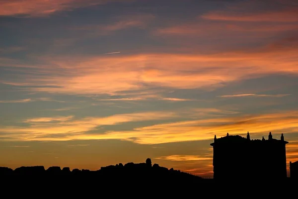 Die Silhouette Einer Burg Bei Sonnenuntergang — Stockfoto