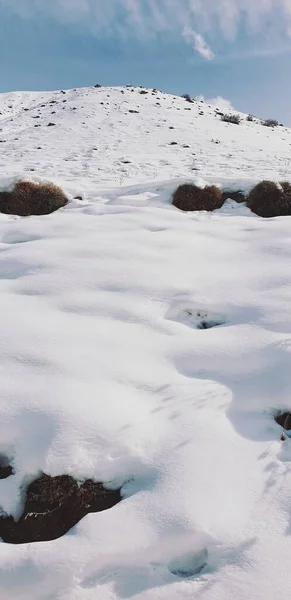 Eine Vertikale Aufnahme Eines Schneebedeckten Berges — Stockfoto