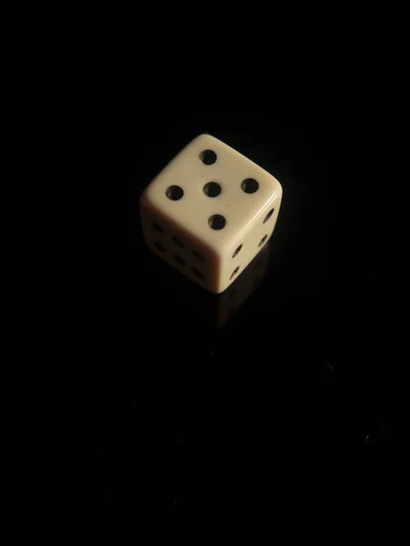 竖直的白色骰子 在黑色背景上显示出5个节拍 — 图库照片