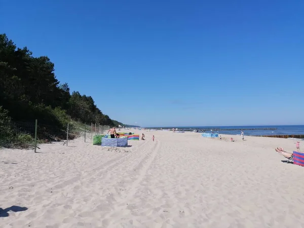Pobierowo Polska Cze 2020 Ludzie Siedzący Piaszczystej Plaży Ciepły Wiosenny — Zdjęcie stockowe