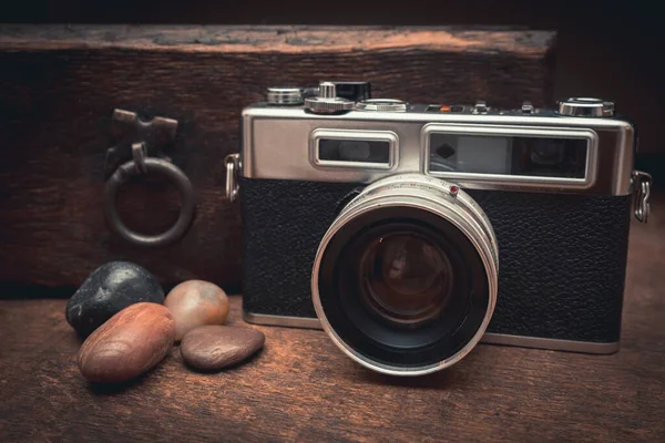 Die Alte Kamera Und Natursteine Auf Einem Holztisch Der Nähe — Stockfoto