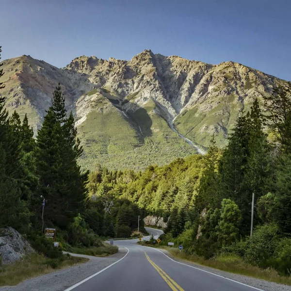 Красивый Снимок Дороги Горами Заднем Плане — стоковое фото
