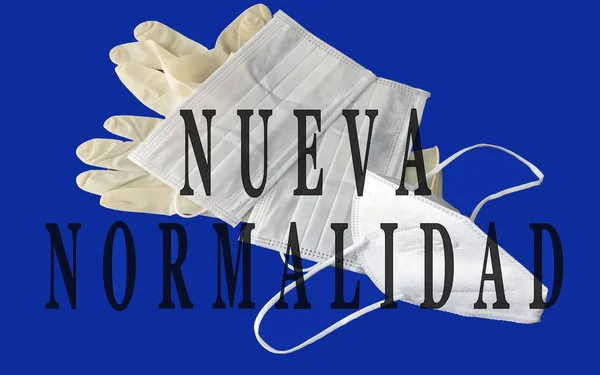 テキストと青の背景にラテックス医療手袋と手術耳ループマスクヌエバ Normalidad — ストック写真