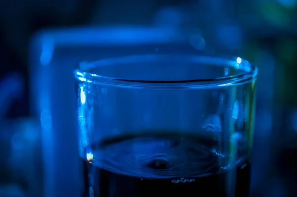 Primer Plano Vaso Medio Lleno Bebida Fondo Azul Borroso — Foto de Stock