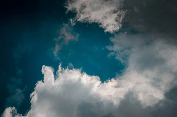 Tiro Ângulo Baixo Céu Com Nuvens Cênicas Brancas — Fotografia de Stock