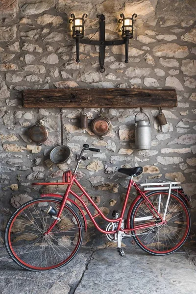 Una Bicicleta Roja Vintage Utensilios Cocina Viejos Colgando Pared — Foto de Stock
