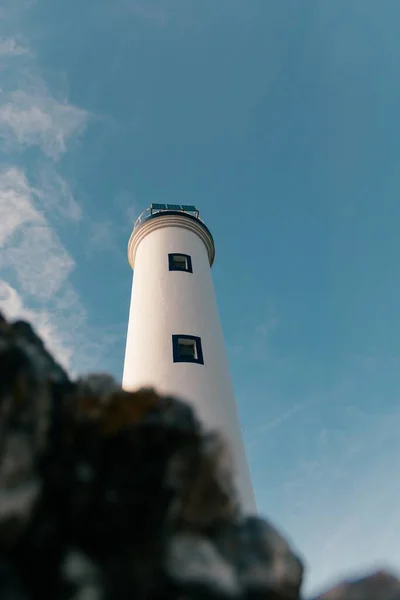 Colpo Angolo Basso Faro Bianco Uno Sfondo Cielo Blu — Foto Stock