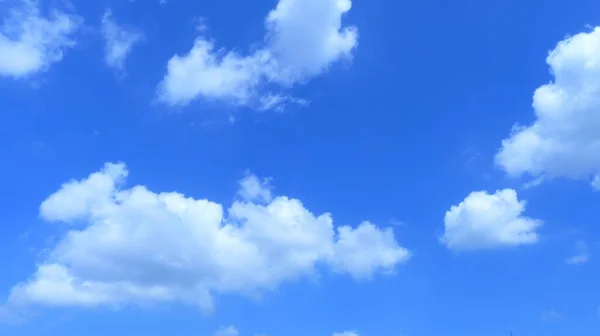 Tiro Ângulo Baixo Nuvens Fofas Céu Azul Sob Luz Solar — Fotografia de Stock