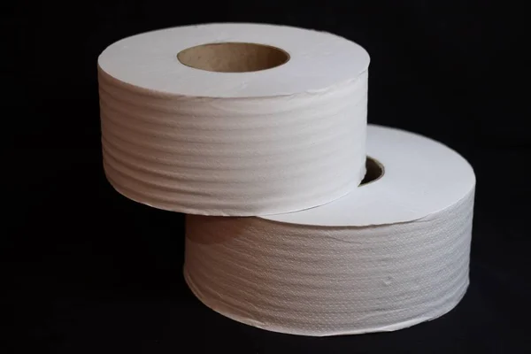 Eine Nahaufnahme Von Toilettenpapierrollen Auf Schwarzem Hintergrund — Stockfoto