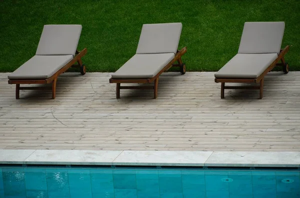 Vue Grand Angle Une Piscine Avec Chaises Longues Journée — Photo