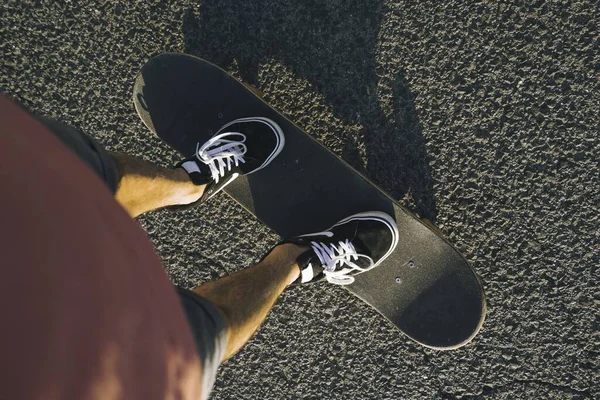 Tiro Ângulo Alto Das Pernas Macho Montando Skate Chão Asfalto — Fotografia de Stock