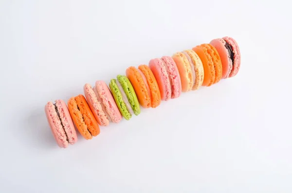 Angle Élevé Macarons Délicieux Colorés Sur Fond Blanc — Photo