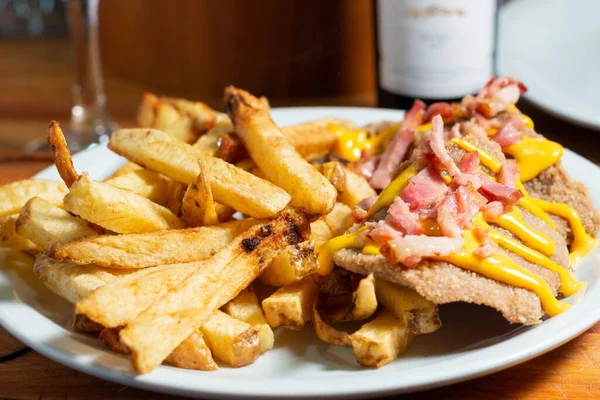 Eine Nahaufnahme Von Pommes Frites Und Speck Auf Weißem Teller — Stockfoto