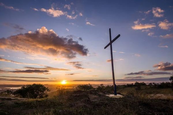 Eine Schöne Landschaftsaufnahme Eines Riesigen Kreuzes Auf Einem Feld Bei — Stockfoto