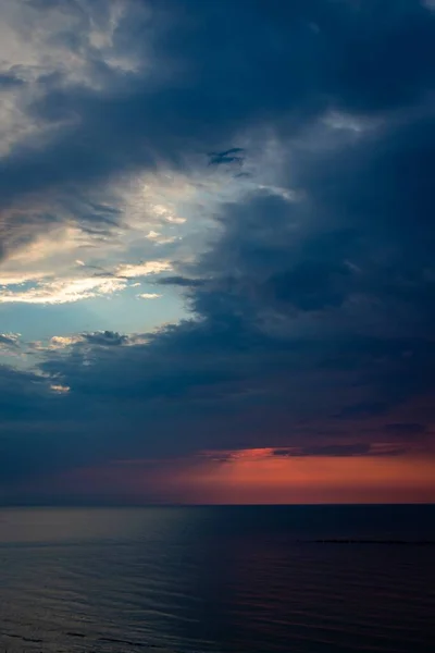 Eine Vertikale Aufnahme Des Sonnenuntergangs Strand Von Rimini Italien — Stockfoto