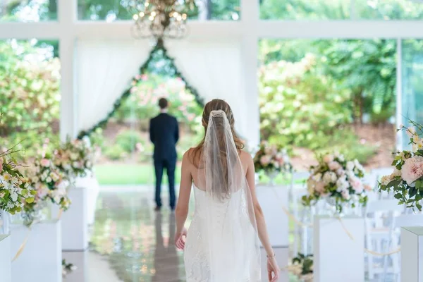 Une Belle Mariée Approche Marié Qui Attend Dans Allée — Photo