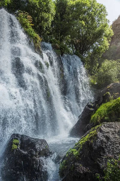 Eine Vertikale Aufnahme Eines Wunderschönen Wasserfalls Den Bergen Mit Grünen — Stockfoto