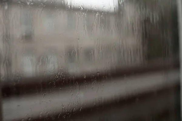 Regendruppels Het Glas Achter Een Wazige Achtergrond Van Een Gebouw — Stockfoto