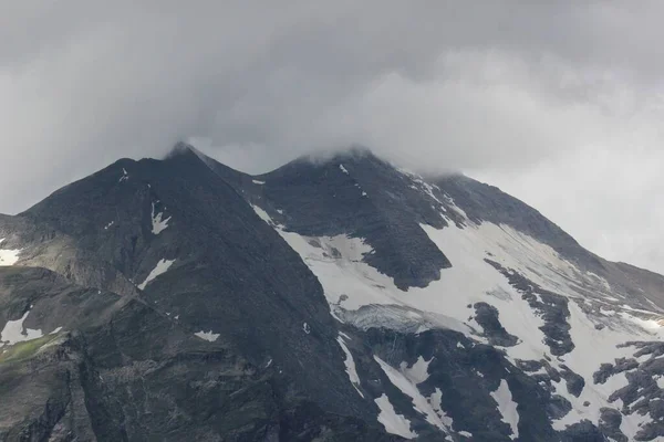 Hermoso Pico Montaña Cubierto Nieve Capturado Una Fría Noche Niebla — Foto de Stock