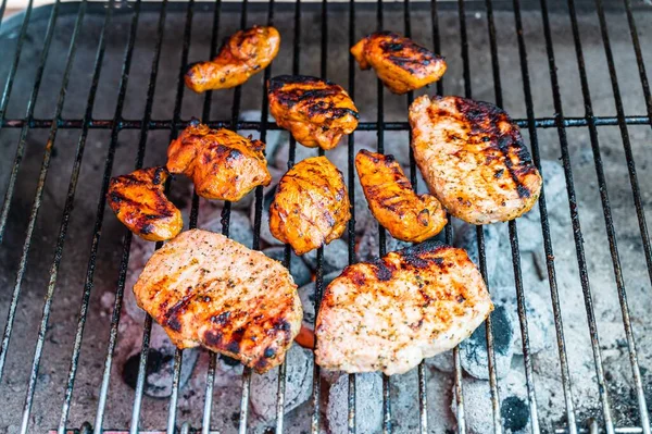 Zbliżenie Strzał Smaczne Grillowane Piersi Kurczaka Grillu — Zdjęcie stockowe