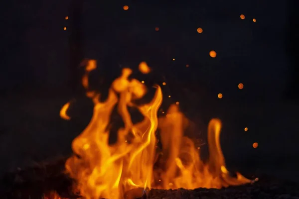 Eine Nahaufnahme Eines Brennenden Baumstamms Schafft Einen Feurigen Hintergrund — Stockfoto